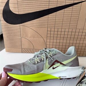 Nike Reactx Pegasus Trail 5 Jade / Horizon-Crimson Tint Sizes 10/ New.